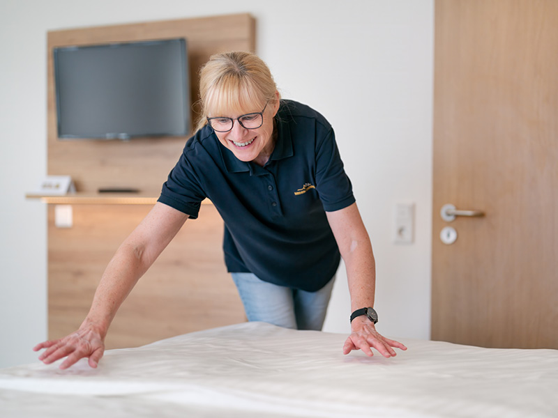 Mitarbeiterin der Wiehen-Therme richtet Hotelzimmer her