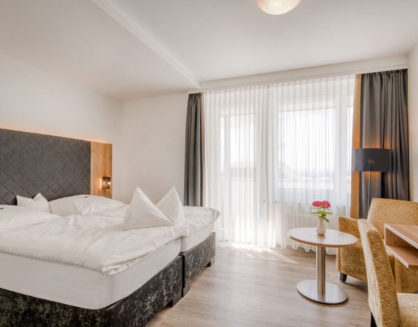 wiehen-therme-hotelzimmer-doppelzimmer-mit-balkon-01