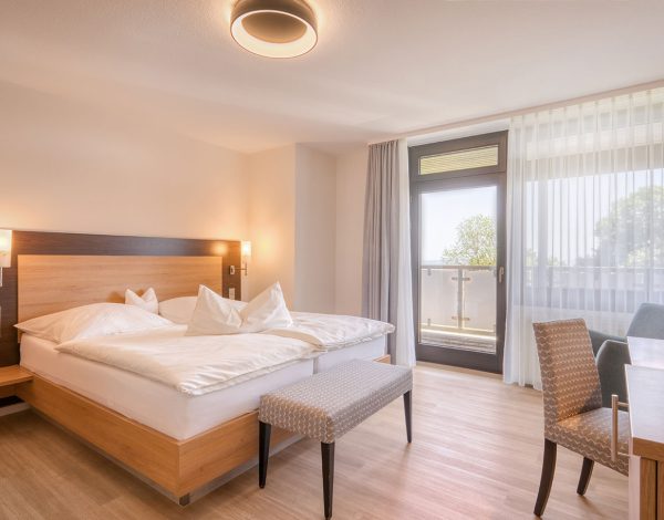 wiehen-therme-hotelzimmer-doppelzimmer-mit-balkon-02