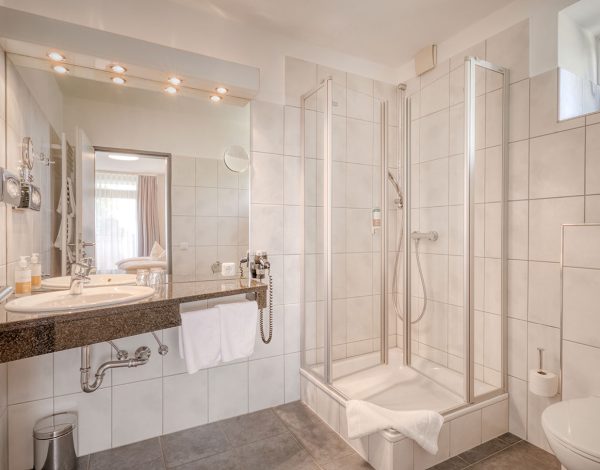wiehen-therme-hotelzimmer-doppelzimmer-mit-balkon-03