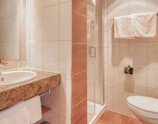 wiehen-therme-hotelzimmer-doppelzimmer-mit-balkon-05