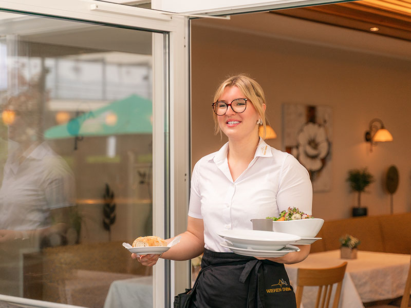 wiehen-therme.tifkellnerin-brint-essen-raus