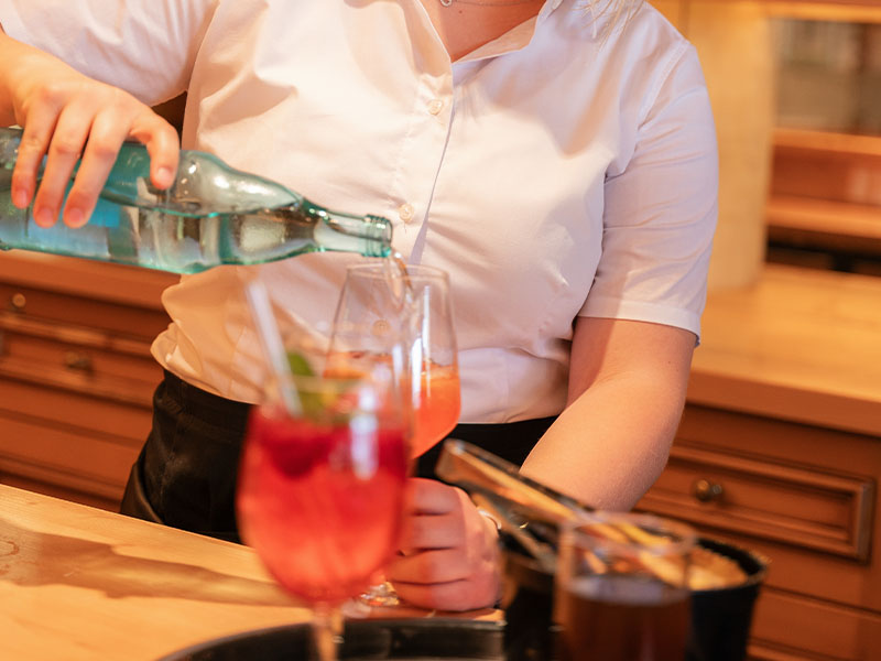 wiehen-therme.tifkellnerin-schenkt-aperol-ein