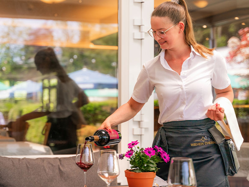 wiehen-thermekellnerin-schenkt-wein-ein